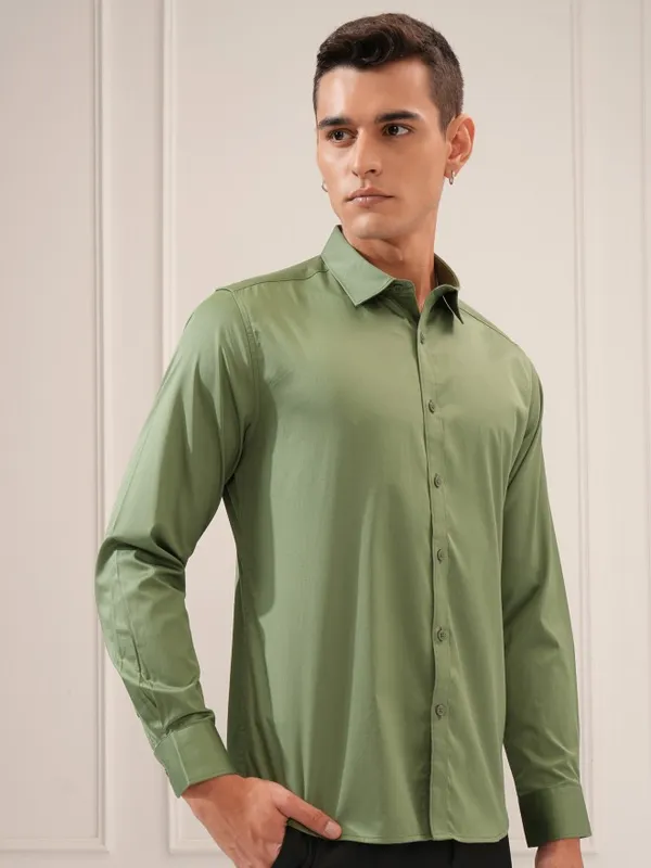 Highlander Men Olive Solid Slim Fit Casual Shirt