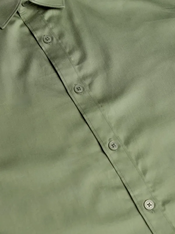 Highlander Men Olive Solid Slim Fit Casual Shirt