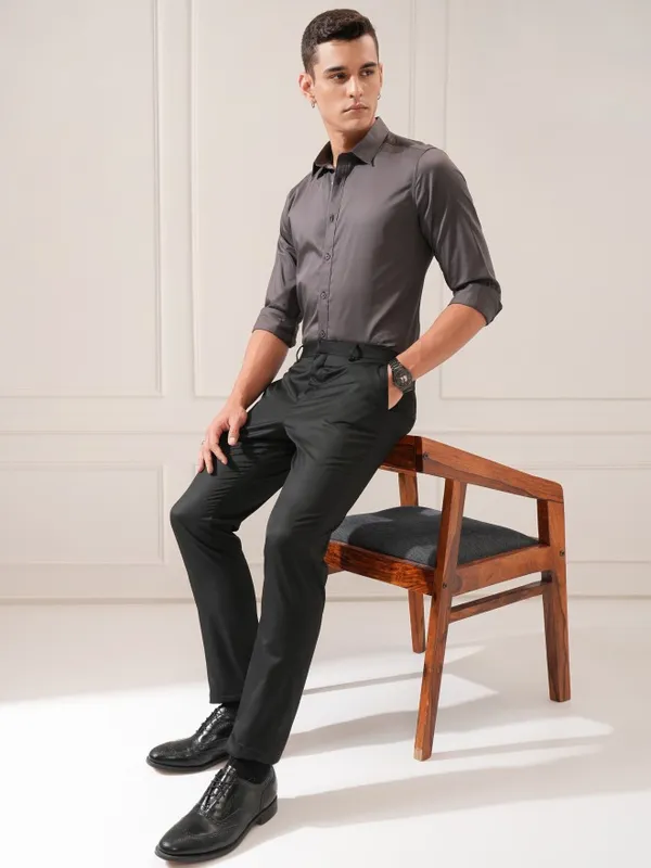 Highlander Men Grey Solid Slim Fit Casual Shirt