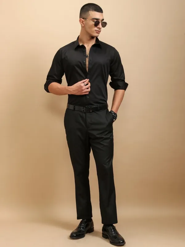 Highlander Men Black Solid Slim Fit Casual Shirt