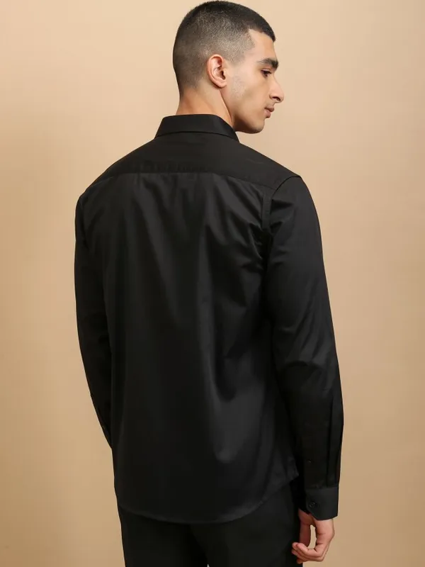 Highlander Men Black Solid Slim Fit Casual Shirt
