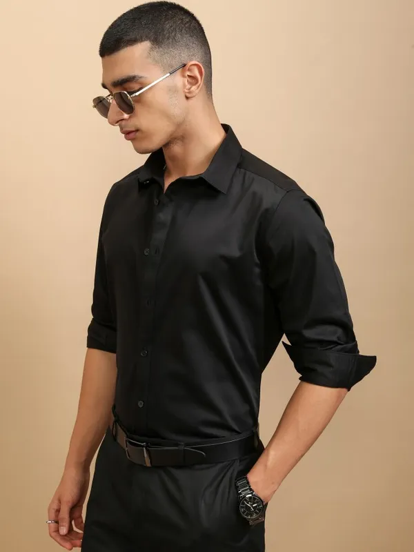 Highlander Men Black Solid Slim Fit Casual Shirt