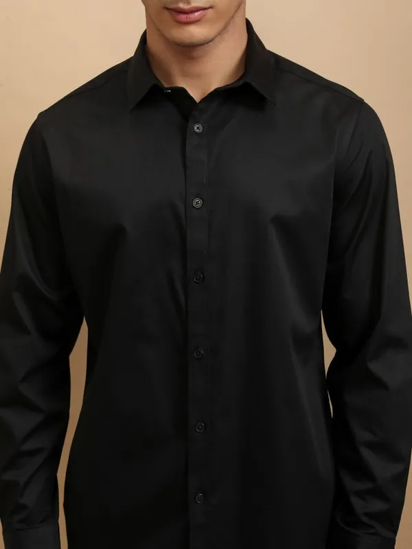 Highlander Men Black Solid Slim Fit Casual Shirt