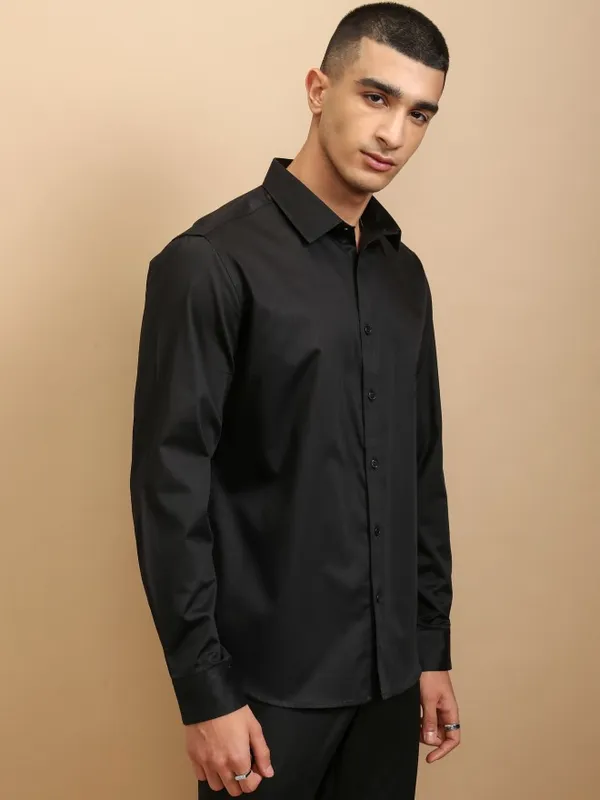 Highlander Men Black Solid Slim Fit Casual Shirt