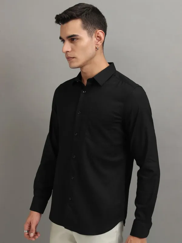 Highlander Men Black Solid Slim Fit Casual Shirt