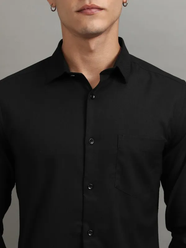 Highlander Men Black Solid Slim Fit Casual Shirt