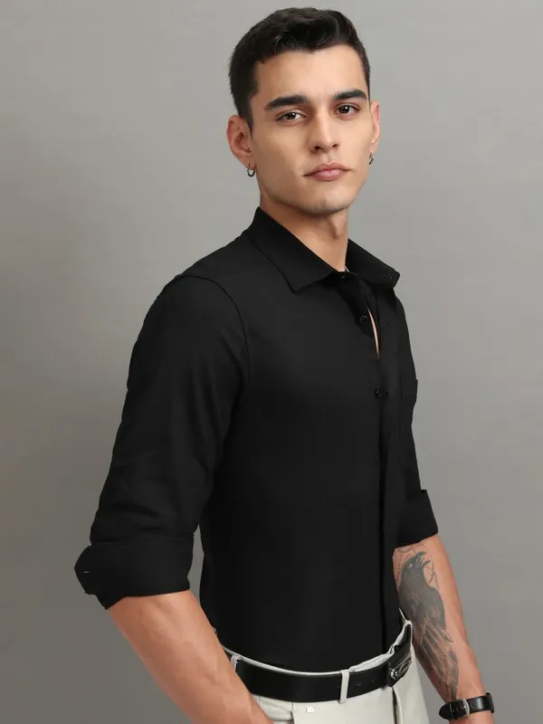 Highlander Men Black Solid Slim Fit Casual Shirt