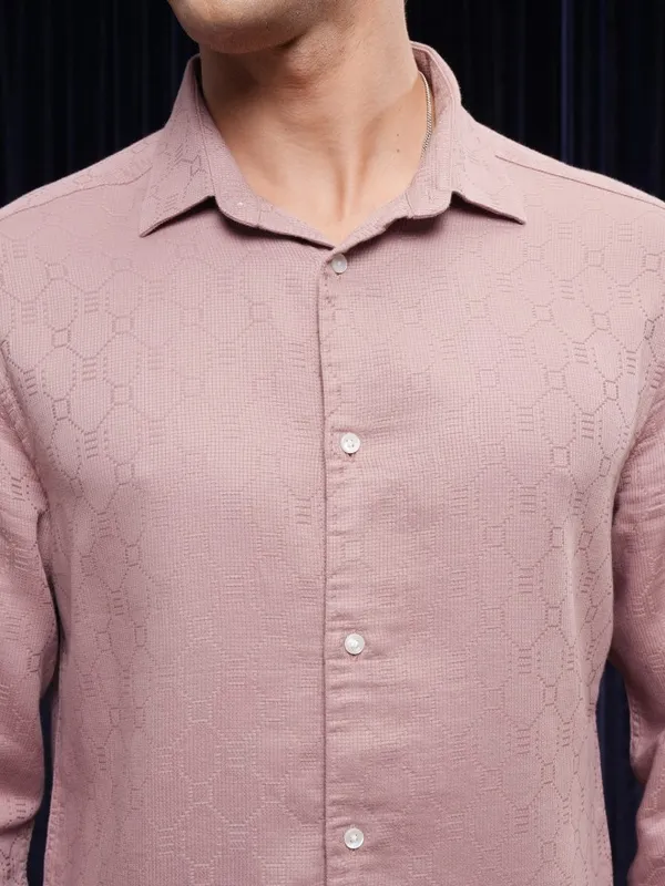 Locomotive Premium Men Pink Textured Slim Fit Casual Shirt