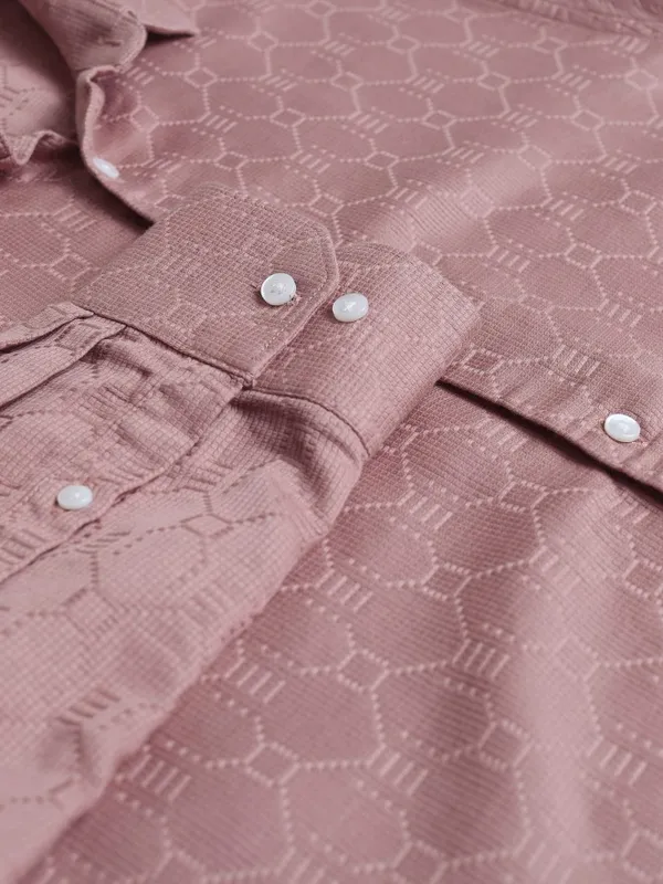 Locomotive Premium Men Pink Textured Slim Fit Casual Shirt