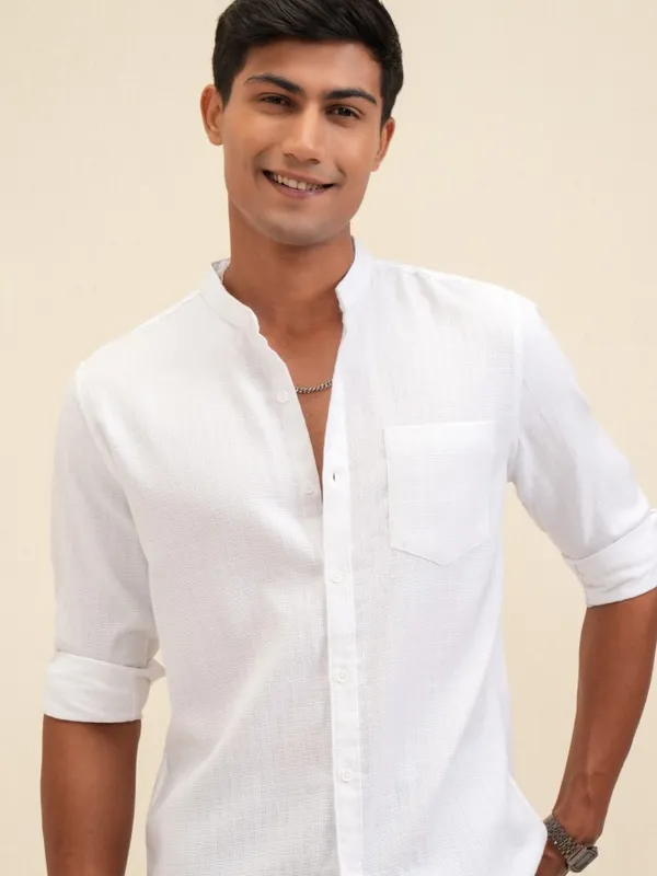 Locomotive Men White Textured Regular Fit Casual Shirt