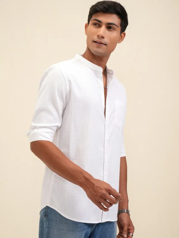 Locomotive Men White Textured Regular Fit Casual Shirt