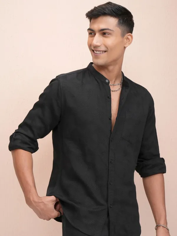 Locomotive Men Black Textured Regular Fit Casual Shirt