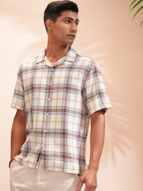 Locomotive Men Off White Checked Relaxed Fit Casual Shirt