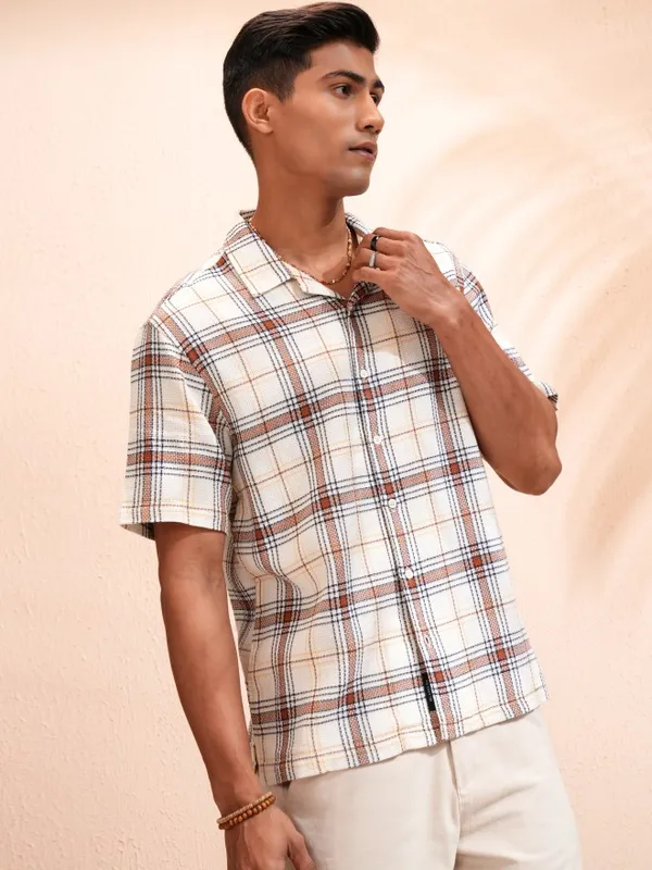 Locomotive Men Off White Checked Relaxed Fit Casual Shirt