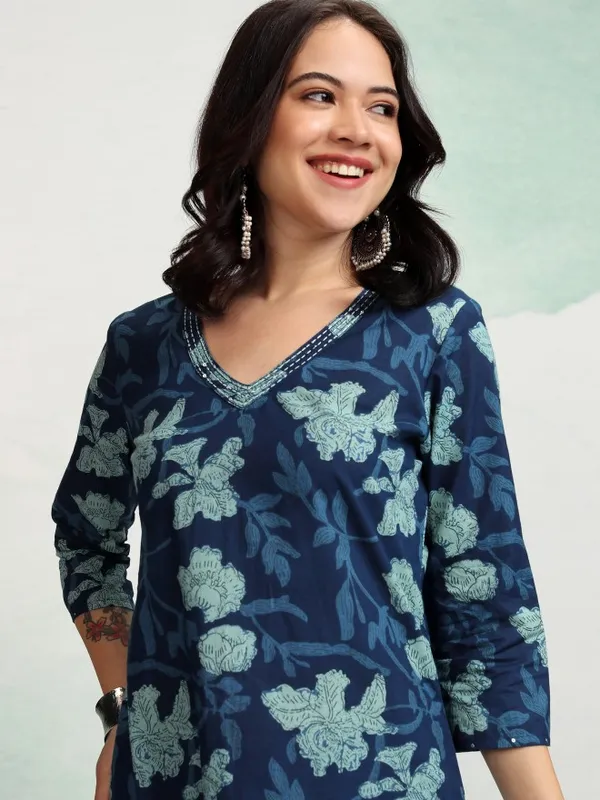 Vishudh Women Navy Blue Printed Straight Kurta