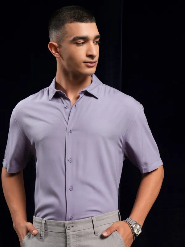 Highlander Men Lavender Solid Relaxed Fit Casual Shirt