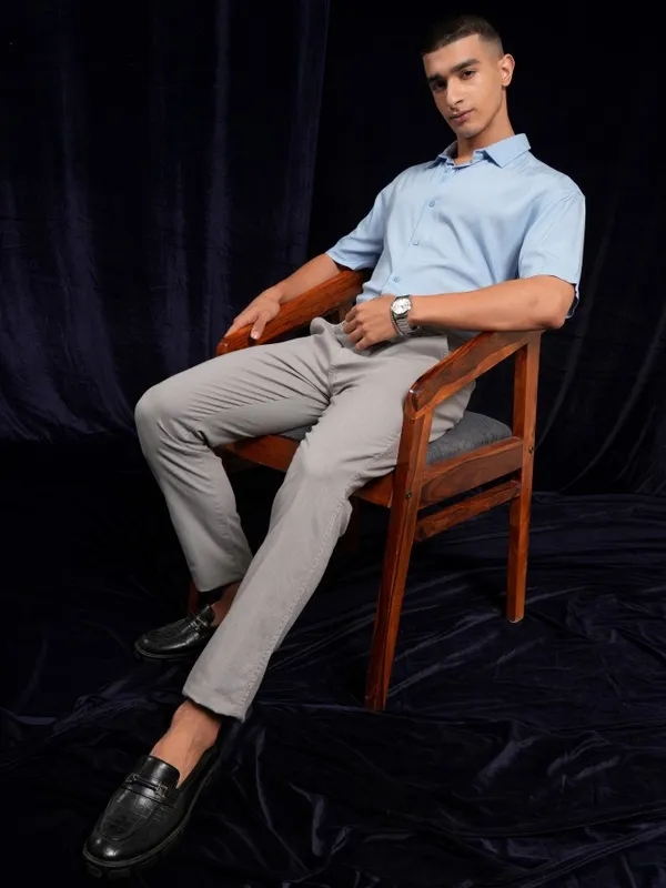 Highlander Men Blue Solid Relaxed Fit Casual Shirt