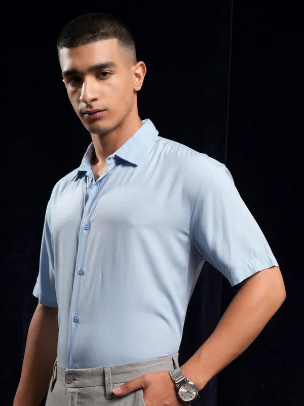 Highlander Men Blue Solid Relaxed Fit Casual Shirt