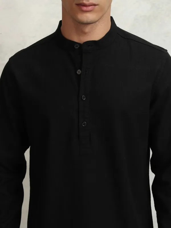 Highlander Men Black Solid Regular Fit Casual Shirt
