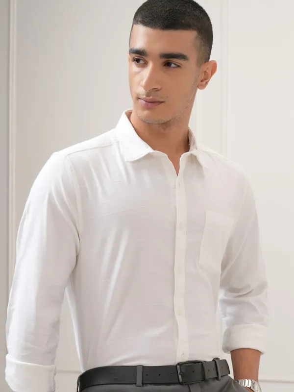 Highlander Men White Solid Regular Fit Casual Shirt