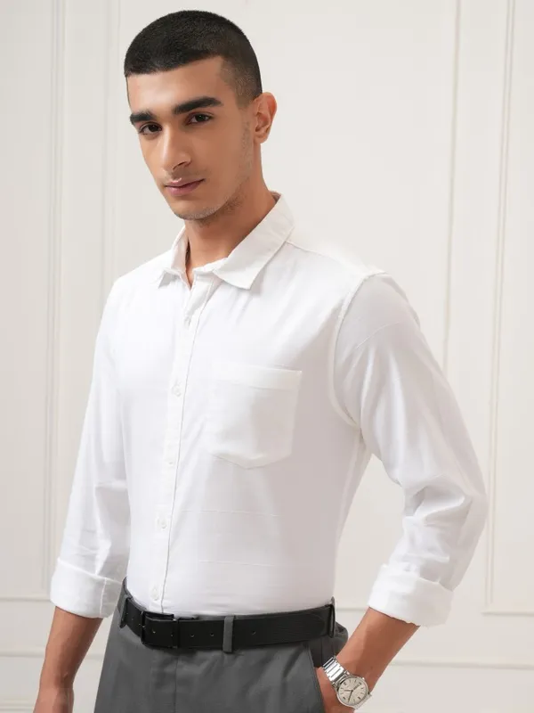 Highlander Men White Solid Regular Fit Casual Shirt