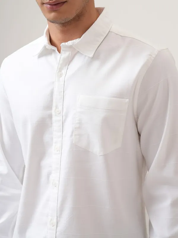 Highlander Men White Solid Regular Fit Casual Shirt