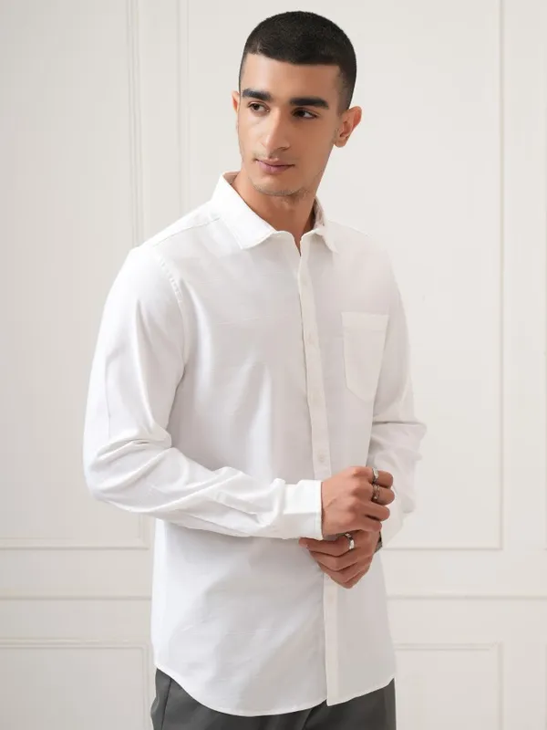 Highlander Men White Solid Regular Fit Casual Shirt