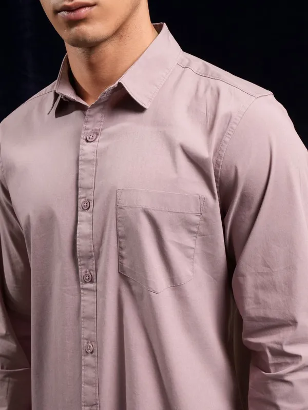 Highlander Men Pink Solid Regular Fit Casual Shirt