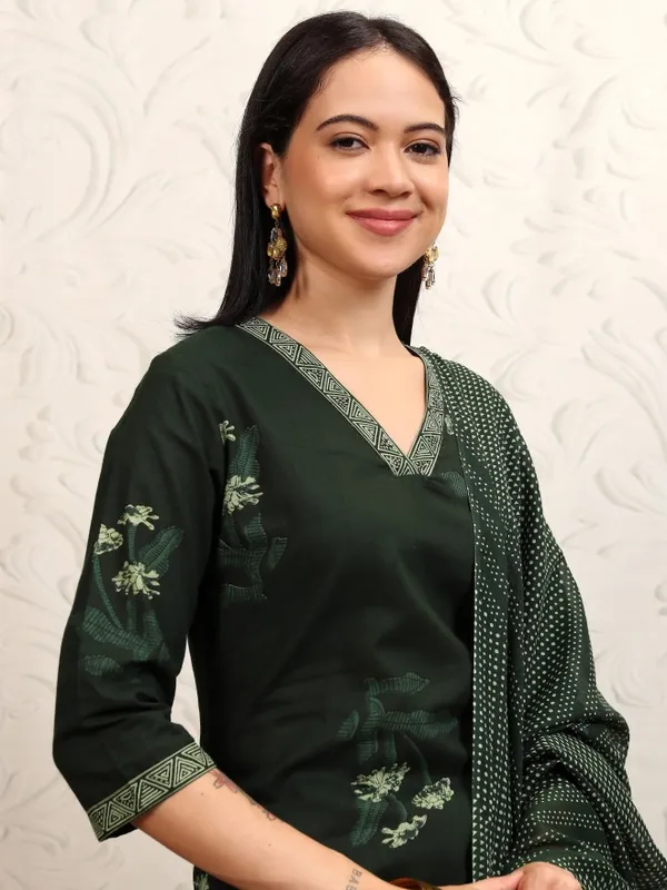 Vishudh Women Green Printed Kurta With Trousers And Dupatta