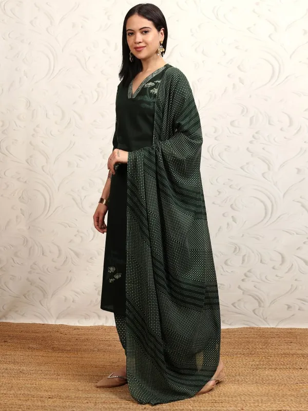 Vishudh Women Green Printed Kurta With Trousers And Dupatta