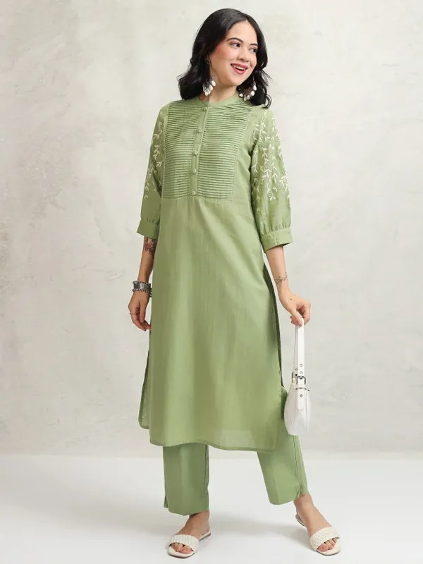 Vishudh Women Green Embroidered Kurta With Trousers