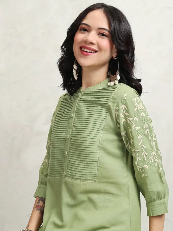 Vishudh Women Green Embroidered Kurta With Trousers
