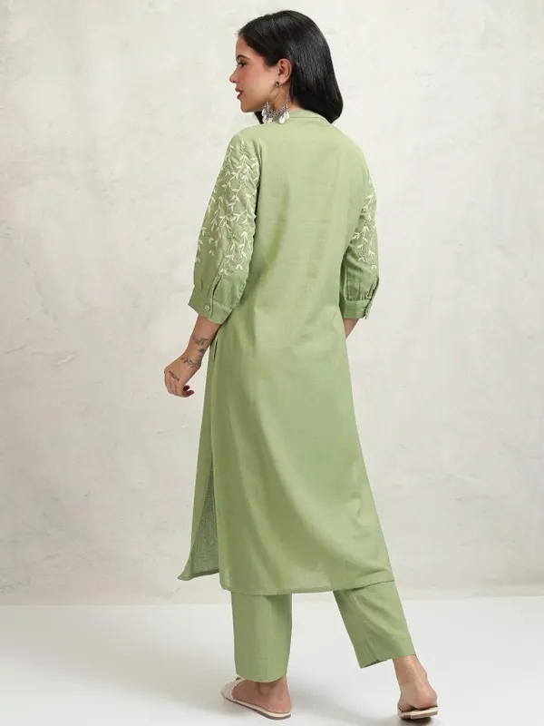 Vishudh Women Green Embroidered Kurta With Trousers