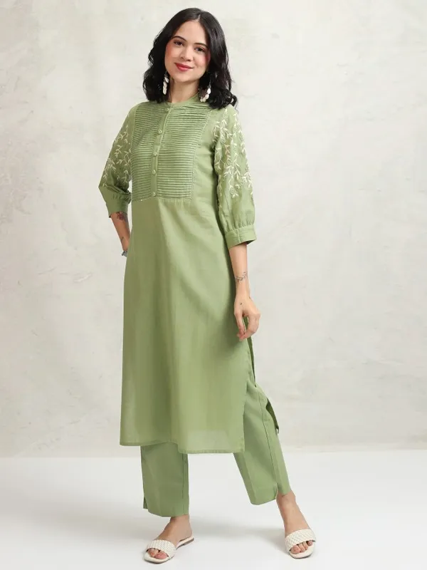Vishudh Women Green Embroidered Kurta With Trousers