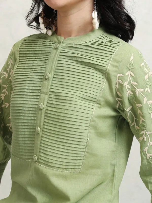 Vishudh Women Green Embroidered Kurta With Trousers