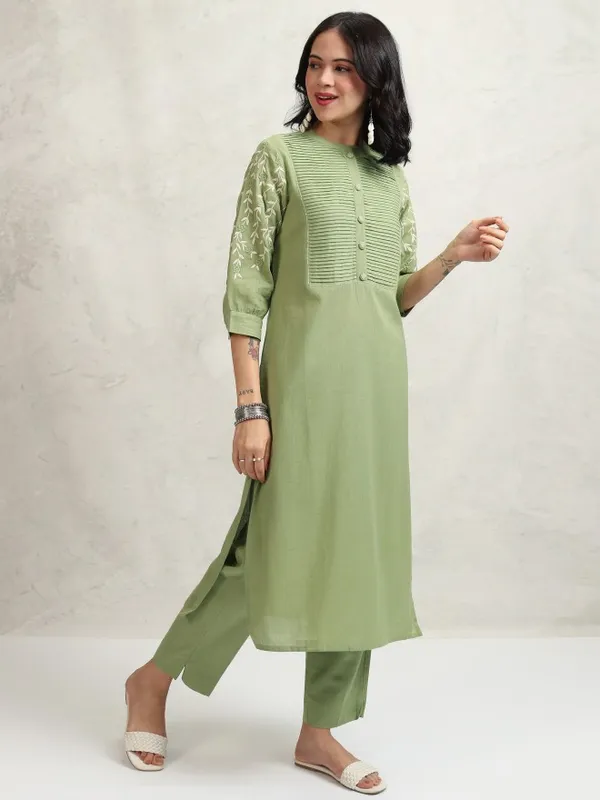 Vishudh Women Green Embroidered Kurta With Trousers