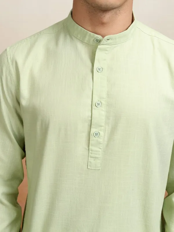 Highlander Men Green Solid Regular Fit Casual Shirt