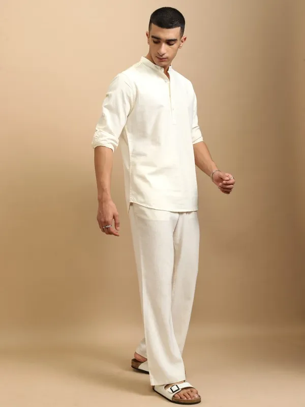 Highlander Men Cream Solid Regular Fit Casual Shirt