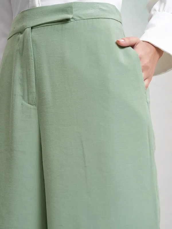 Tokyo Talkies Women Green Solid Straight Fit Casual Trouser