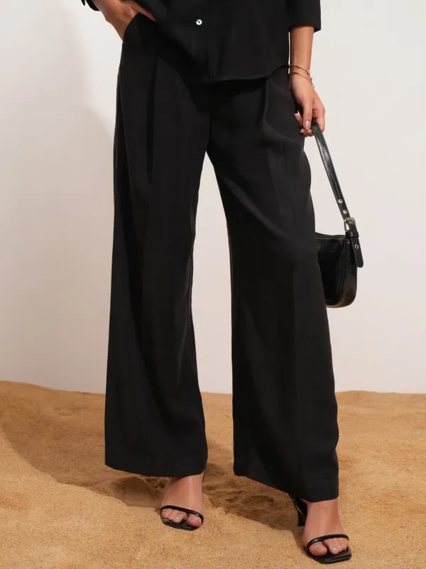 Tokyo Talkies Women Black Solid Straight Fit Casual Trouser