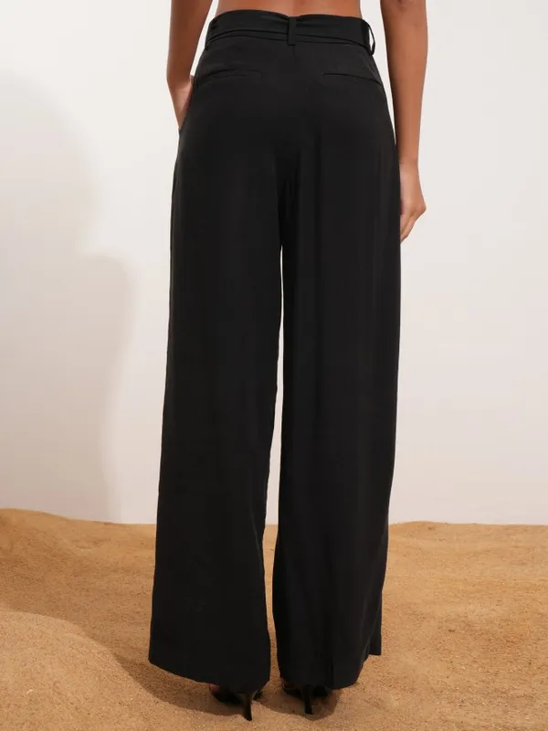 Tokyo Talkies Women Black Solid Straight Fit Casual Trouser