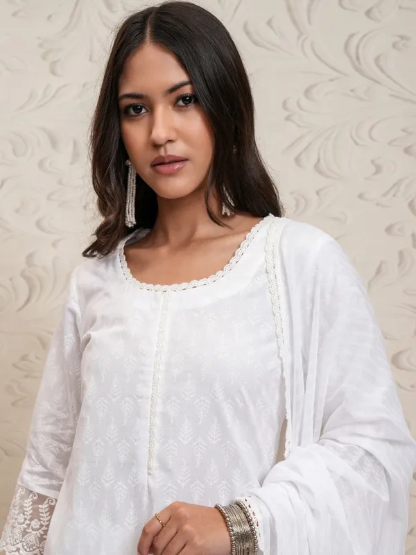 Women Kurta Trousers & Dupatta