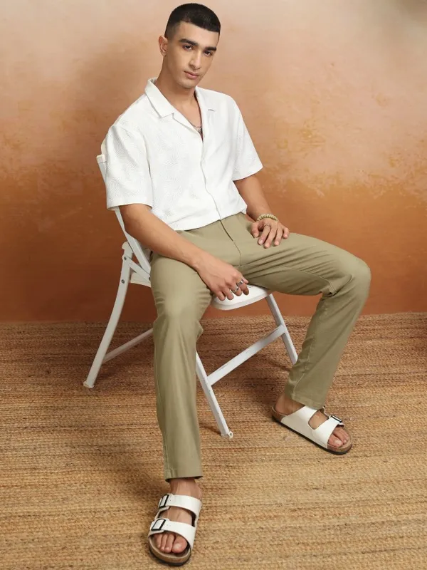 Highlader Men Beige Slim Fit Solid Chinos