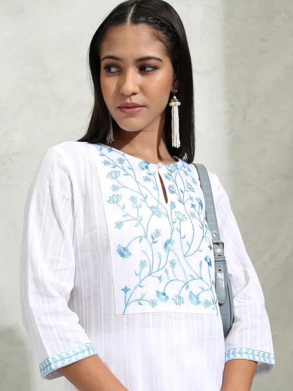 Vishudh Women White Embroidered Straight Kurta