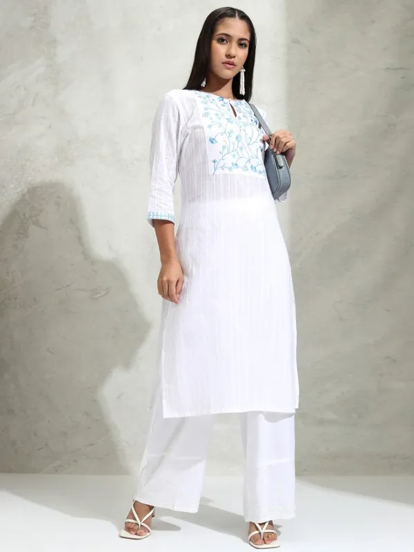 Vishudh Women White Embroidered Straight Kurta