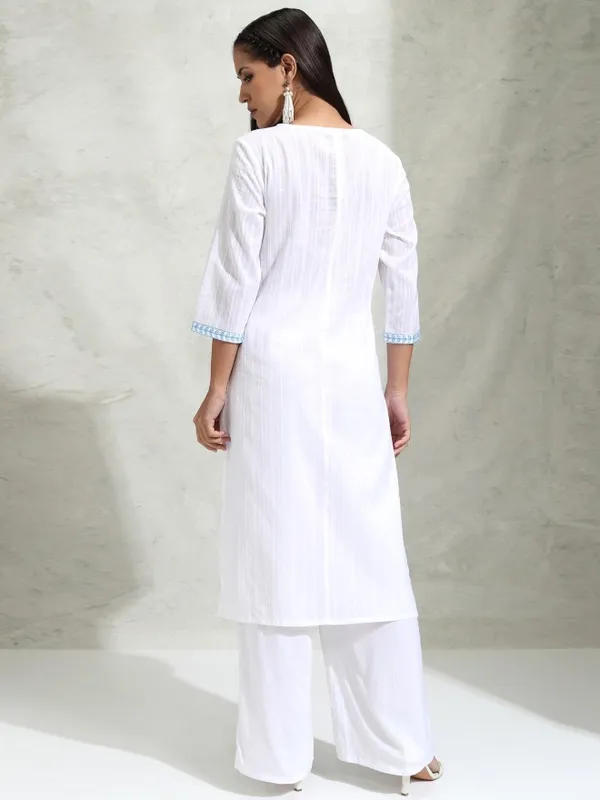Vishudh Women White Embroidered Straight Kurta