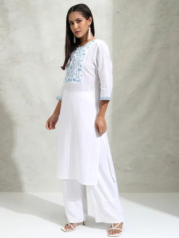 Vishudh Women White Embroidered Straight Kurta