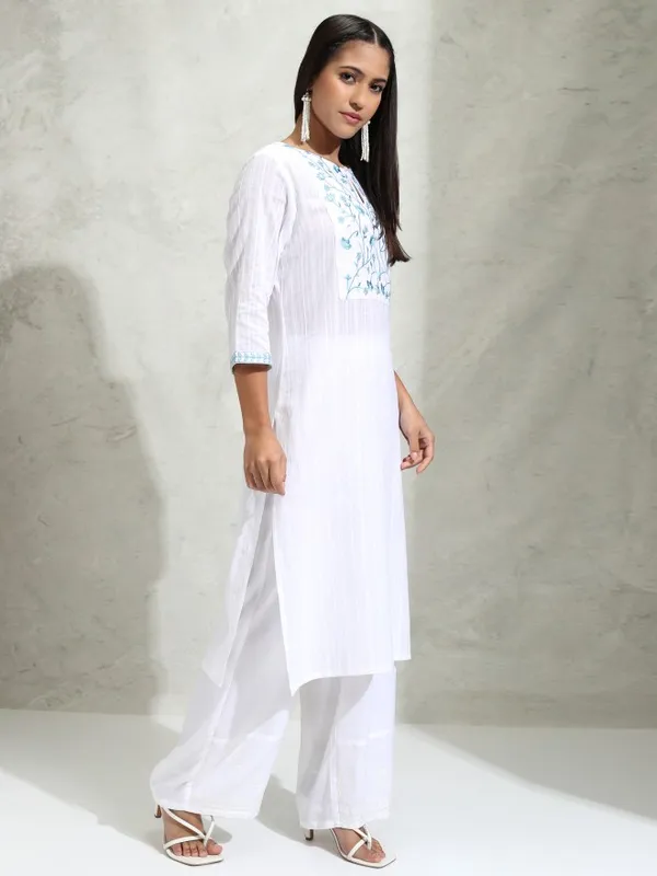 Vishudh Women White Embroidered Straight Kurta