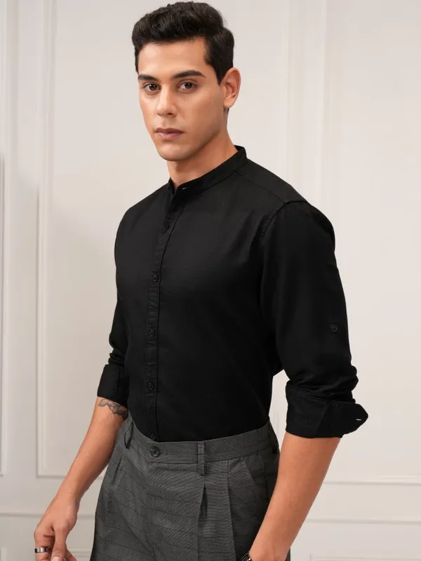 Highlander Men Black Solid Regular Fit Casual Shirt