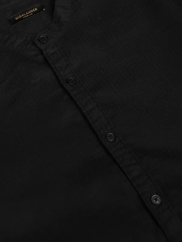 Highlander Men Black Solid Regular Fit Casual Shirt
